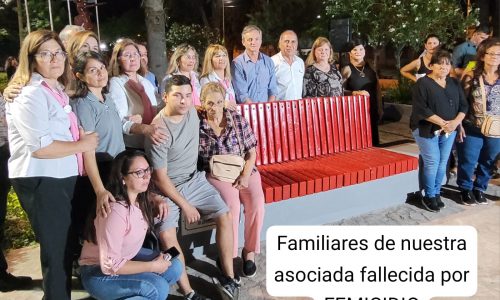 Familiares en banco rojo